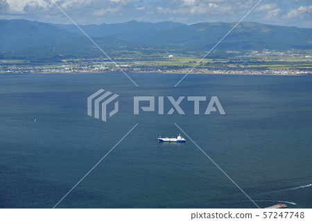 Take a photo of Hakodate Bay from the top of Hakodate mountain, Hakodate, Hokkaido 57247748