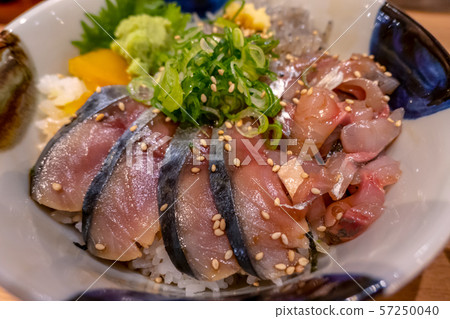 Numazu seafood bowl Shimeji horse mackerel raw shirasu side 57250040