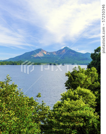 Ebara湖,森林和萬代山(垂直) Ebara湖,森林和萬代山(垂直) 57250346