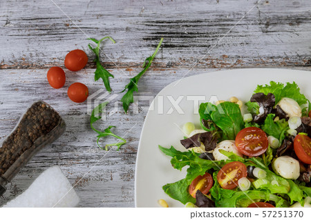 Green salad made with spinach, cheese mozzarella 57251370