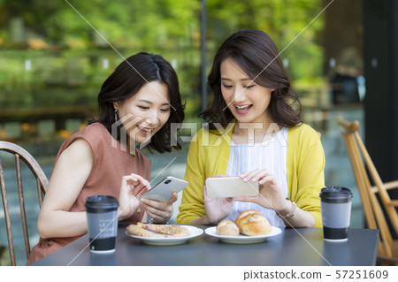 年輕女子咖啡館 57251609