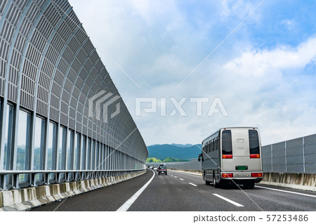 公共汽車在滋賀縣的Shinmeishin高速公路上運行 公共汽車在滋賀縣的Shinmeishin高速公路上運行 57253486