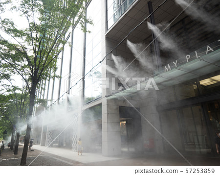 在東京丸之內中路上的干霧 57253859