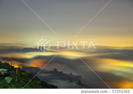 雨後的山上雲海琉璃 57255265