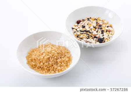 Brown rice 57267286