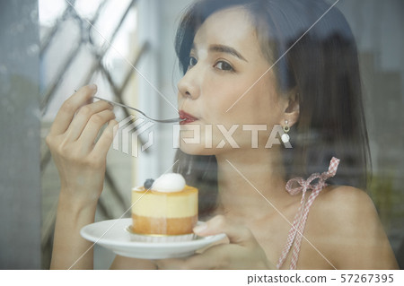 婦女生活方式雨天 婦女生活方式雨天 57267395