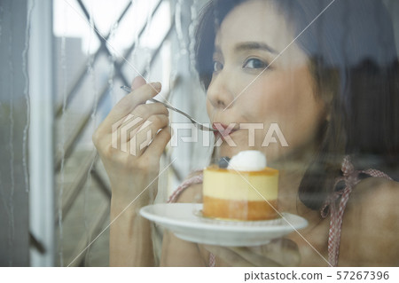 婦女生活方式雨天 婦女生活方式雨天 57267396