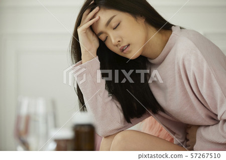 女人身體狀況不佳 57267510