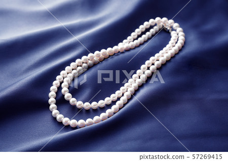 Pearl necklace 57269415
