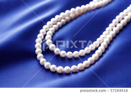 Pearl necklace 57269416
