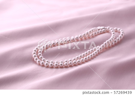 Pearl necklace 57269439
