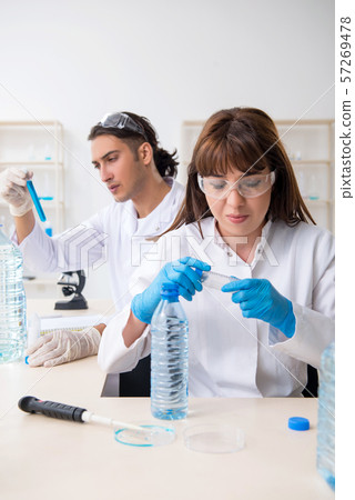 Two chemists working in the lab 57269478