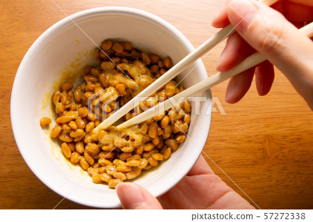 納豆正在用一次性筷子攪拌。 57272338