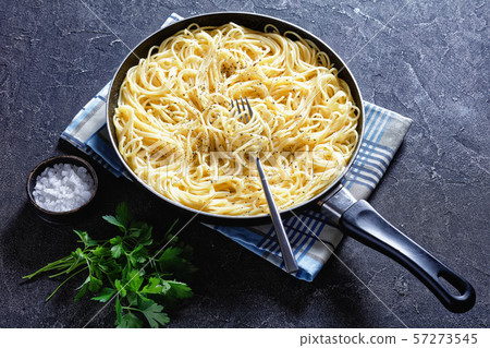 close-up of cacio e pepe in skillet close-up of cacio e pepe in skillet 57273545