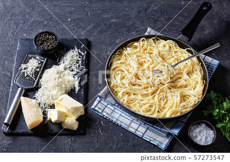 close-up of cacio e pepe in skillet close-up of cacio e pepe in skillet 57273547