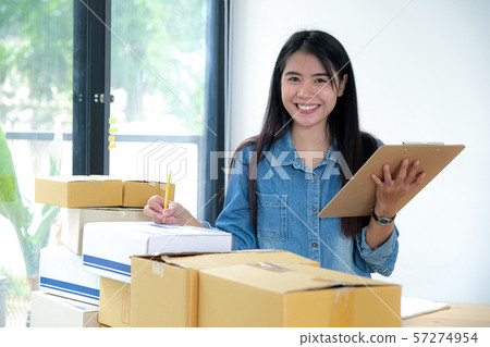 The delivery staff is checking the product box to The delivery staff is checking the product box to 57274954