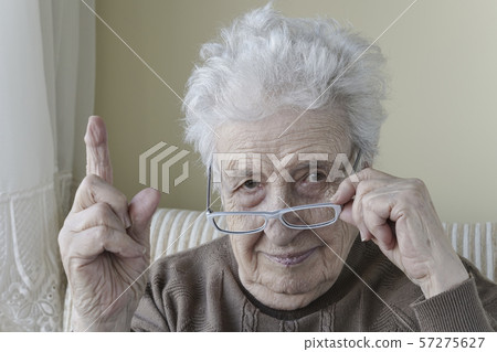 Senior woman with her finger up for admonition / Senior woman with her finger up for admonition / 57275627