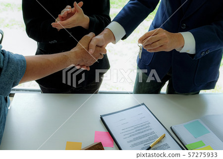 Home sales broker shook hands with customers. 57275933