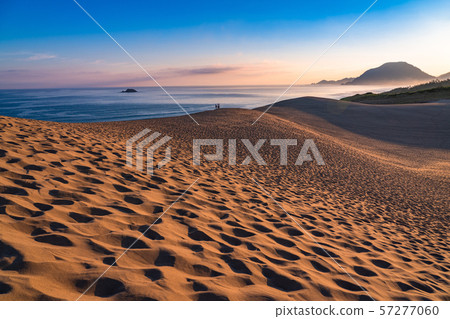 << Tottori Prefecture >> Dawn of Tottori Sand Dunes 57277060