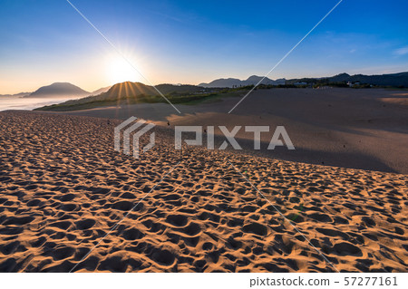 << Tottori Prefecture >> Dawn of Tottori Sand Dunes << Tottori Prefecture >> Dawn of Tottori Sand Dunes 57277161