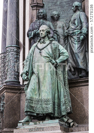 Monument to Maria Theresa in Vienna on the square near the Museum of Natural History. 57278186