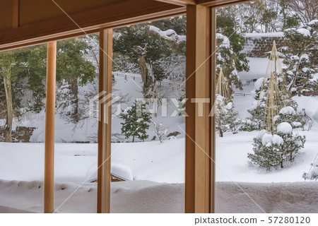 [Gyokusen-in Maru Garden, snow hanging] 57280120