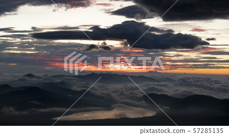 就在日出之前和從富士山第五階段看到的山中湖 57285135