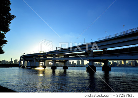彩虹橋晚上視圖從Odaiba海濱公園的 57287633