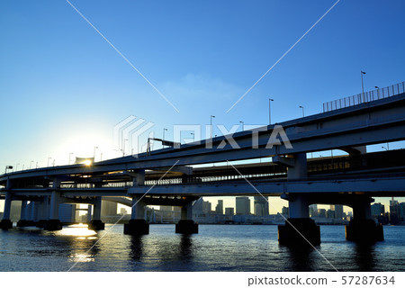 彩虹橋晚上視圖從Odaiba海濱公園的 彩虹橋晚上視圖從Odaiba海濱公園的 57287634