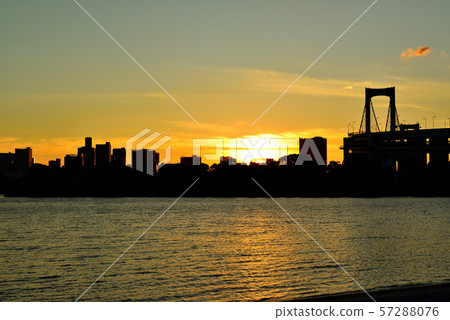 彩虹橋晚上視圖從Odaiba海濱公園的 彩虹橋晚上視圖從Odaiba海濱公園的 57288076