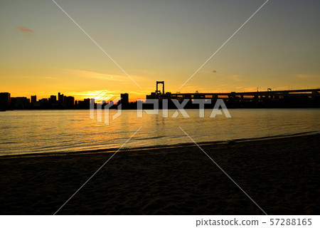彩虹橋晚上視圖從Odaiba海濱公園的 彩虹橋晚上視圖從Odaiba海濱公園的 57288165