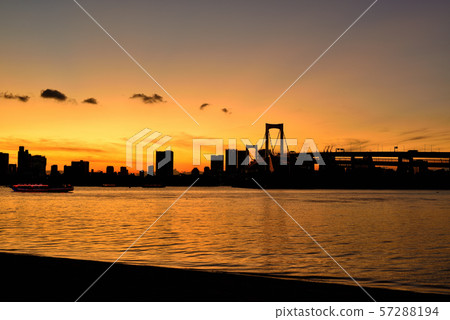 彩虹橋晚上視圖從Odaiba海濱公園的 彩虹橋晚上視圖從Odaiba海濱公園的 57288194