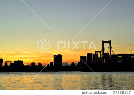 彩虹橋晚上視圖從Odaiba海濱公園的 彩虹橋晚上視圖從Odaiba海濱公園的 57288197