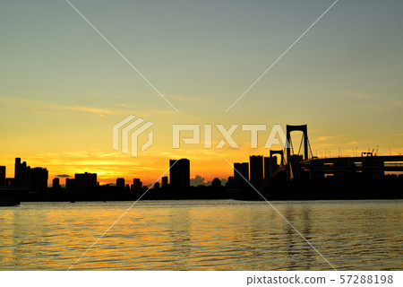 彩虹橋晚上視圖從Odaiba海濱公園的 彩虹橋晚上視圖從Odaiba海濱公園的 57288198