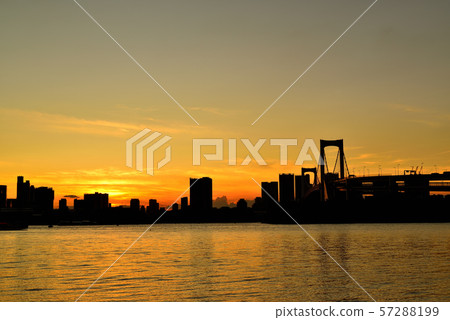 彩虹橋晚上視圖從Odaiba海濱公園的 彩虹橋晚上視圖從Odaiba海濱公園的 57288199