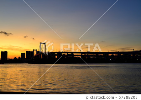 彩虹橋晚上視圖從Odaiba海濱公園的 彩虹橋晚上視圖從Odaiba海濱公園的 57288203