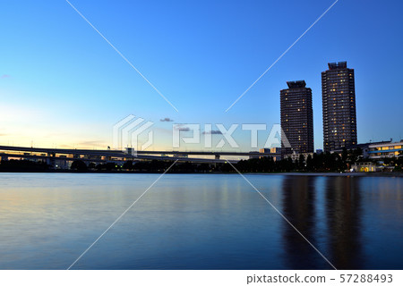 彩虹橋晚上視圖從Odaiba海濱公園的 57288493