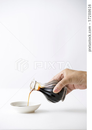Pour soy sauce 57288616