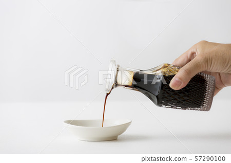 Pour the sauce 57290100