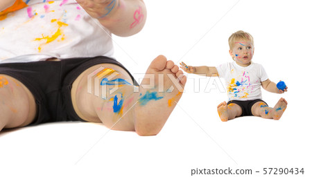 Blond kid paint plays 57290434