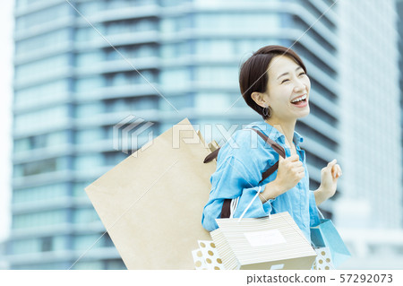 Woman shopping shopping 57292073