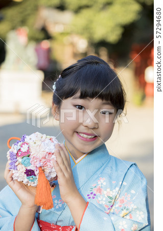 一件和服的一個女孩有球花束的。 一件和服的一個女孩有球花束的。 57294680