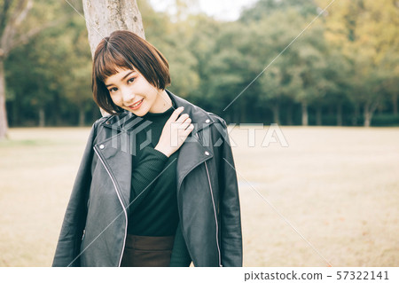 Young woman in winter clothes Young woman in winter clothes 57322141