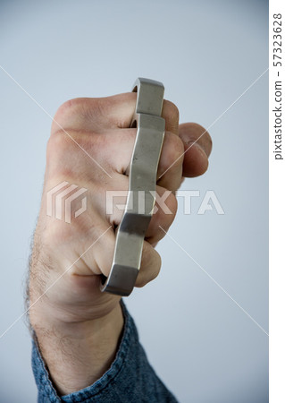 Blow brass knuckles from the bottom up, causing serious bodily harm, a threat to life and health. Blow brass knuckles from the bottom up, causing serious bodily harm, a threat to life and health. 57323628