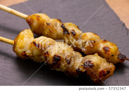 烤雞肉串和bonjiri烤串（鹽烤）。兩個在板岩板上。 57352347