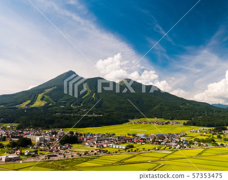 從豬苗代市的萬代山鳥瞰圖 從豬苗代市的萬代山鳥瞰圖 57353475