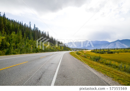 秋季加拿大落基山脈加拿大高速公路和汽車在賈斯珀(加拿大艾伯塔省)運行 秋季加拿大落基山脈加拿大高速公路和汽車在賈斯珀(加拿大艾伯塔省)運行 57355569