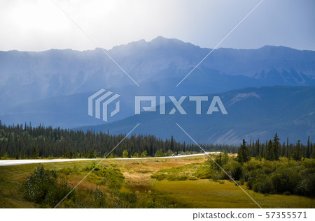 秋季加拿大落基山脈加拿大高速公路和汽車在賈斯珀(加拿大艾伯塔省)運行 秋季加拿大落基山脈加拿大高速公路和汽車在賈斯珀(加拿大艾伯塔省)運行 57355571