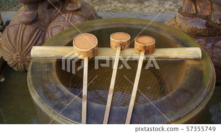 A litter ladle 57355749