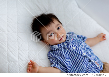 1歲的嬰兒男孩 1歲的嬰兒男孩 57360447